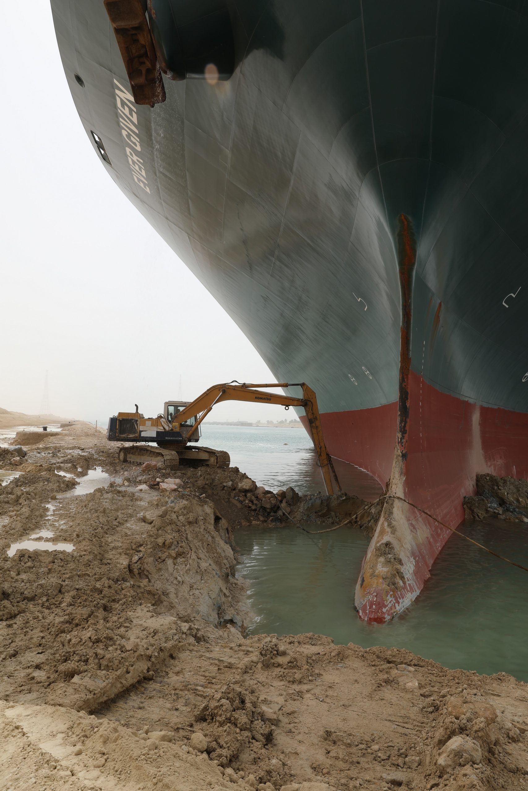 Continuing the Floatation Works of the Grounding Vessel in the Suez Canal