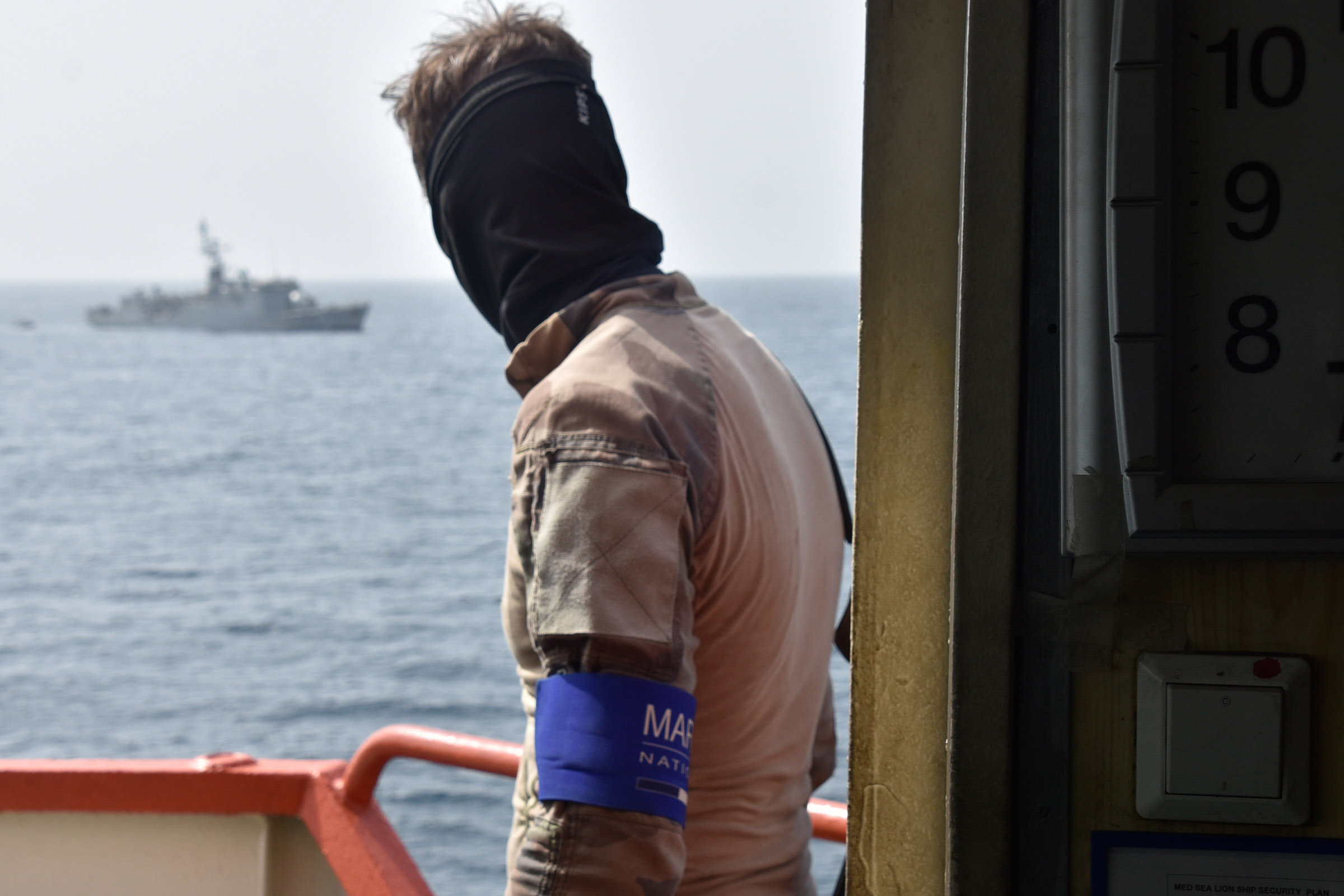 The Offshore Patrol Vessel Premier-maître L’Her seizes 4.7 tonnes of cocaine off the African coast