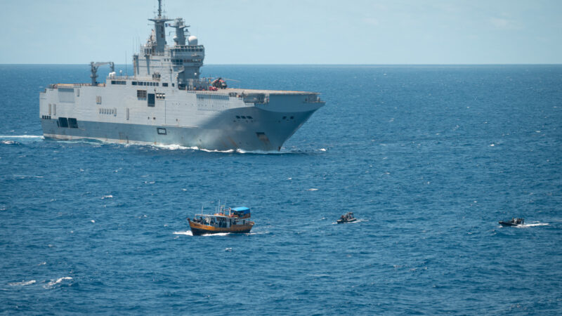 The Mistral Amphibious Helicopter Carrier seizes almost 900 kg of cocaine off the coast of Africa