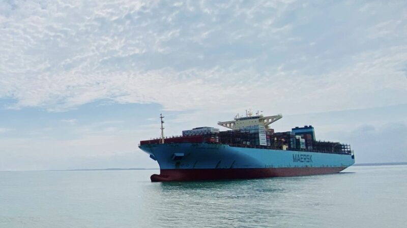 Maersk Hangzhou narrowly escapes piracy attempt in the Red Sea