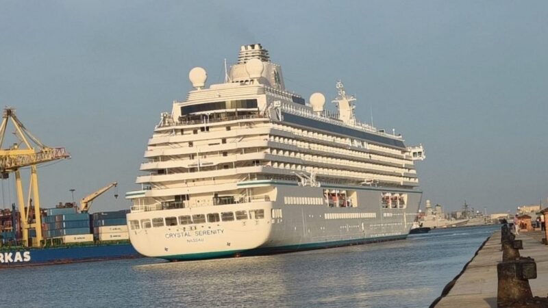 Egypt – Alex port authority receives the tourist vessel CRYSTAL SERENITY
