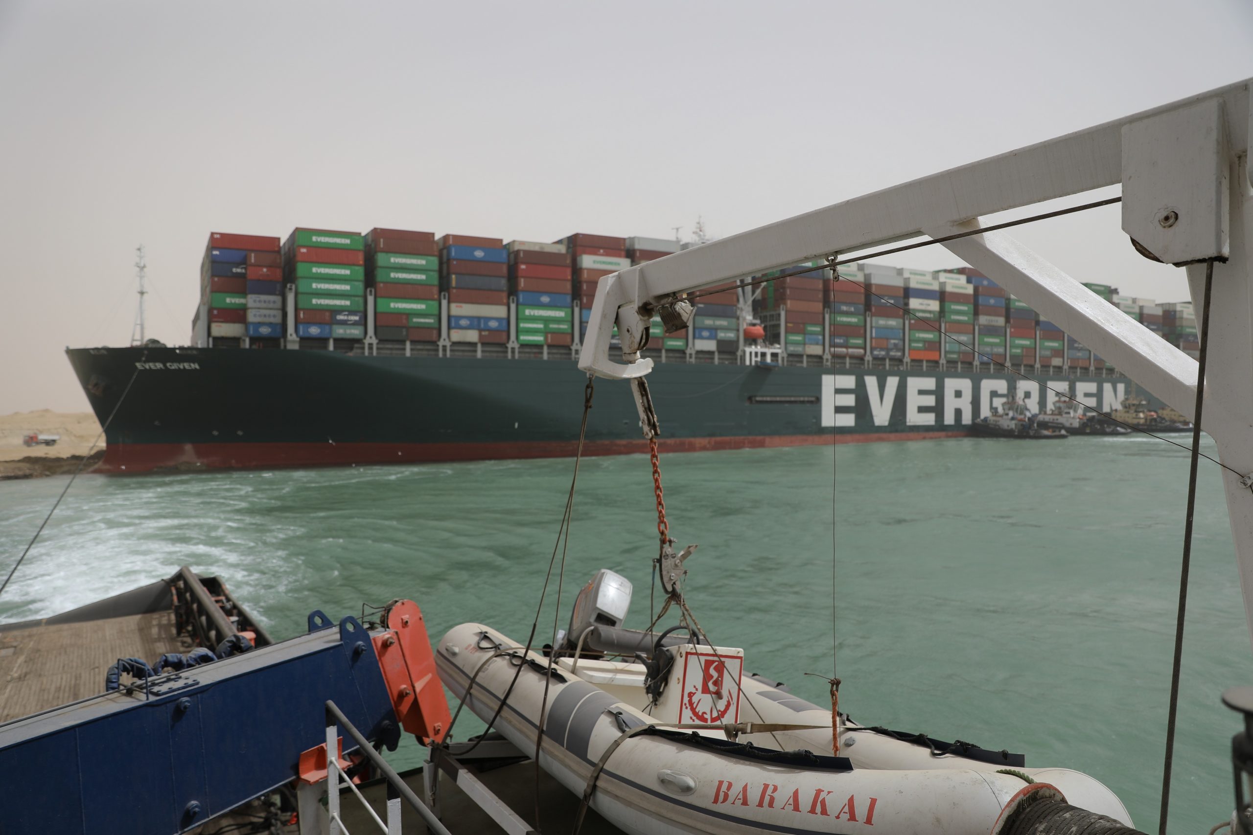 L’Autorité du canal de Suez valorise les offres d’aide internationale pour le renflouement du porte-conteneurs échoué