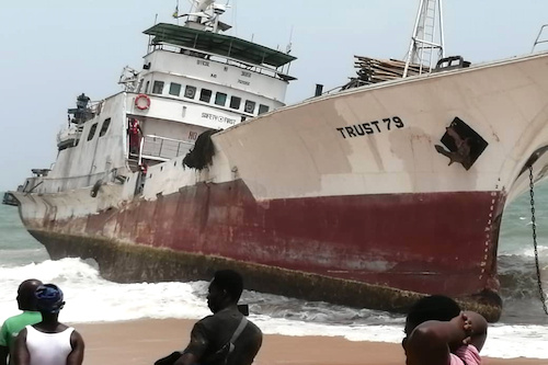 Togo – Un navire échoue sur la plage, des dispositions prises pour éviter la pollution