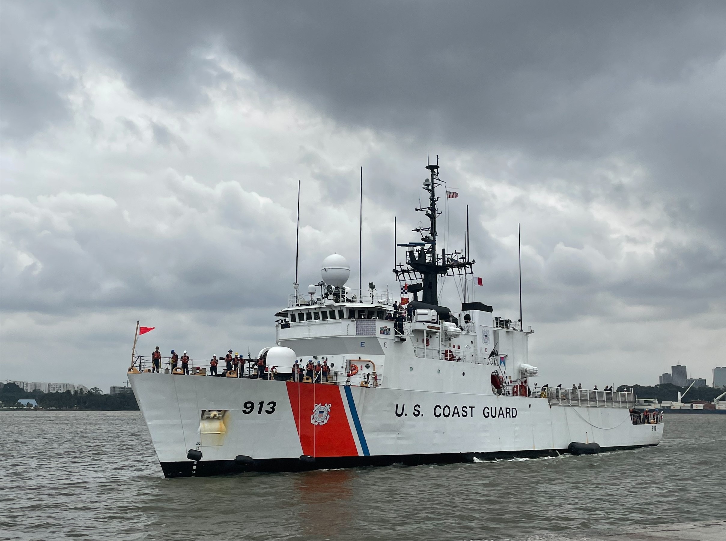 L’USCGC Mohawk (WMEC 913) arrive à Abidjan, en Côte d’Ivoire