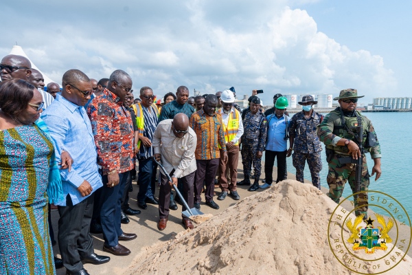 Ghana : Le Président Akufo-Addo inaugure les terminaux à conteneurs et la cale sèche du port de Takoradi.