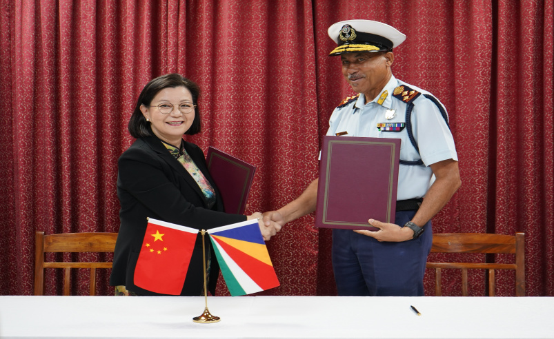 L’Ambassadrice Guo et le Chef des Forces de Défense le Brigadier Michael Rosette signent un protocole miliaire pour la remise d’un navire d’escorte aux Seychelles