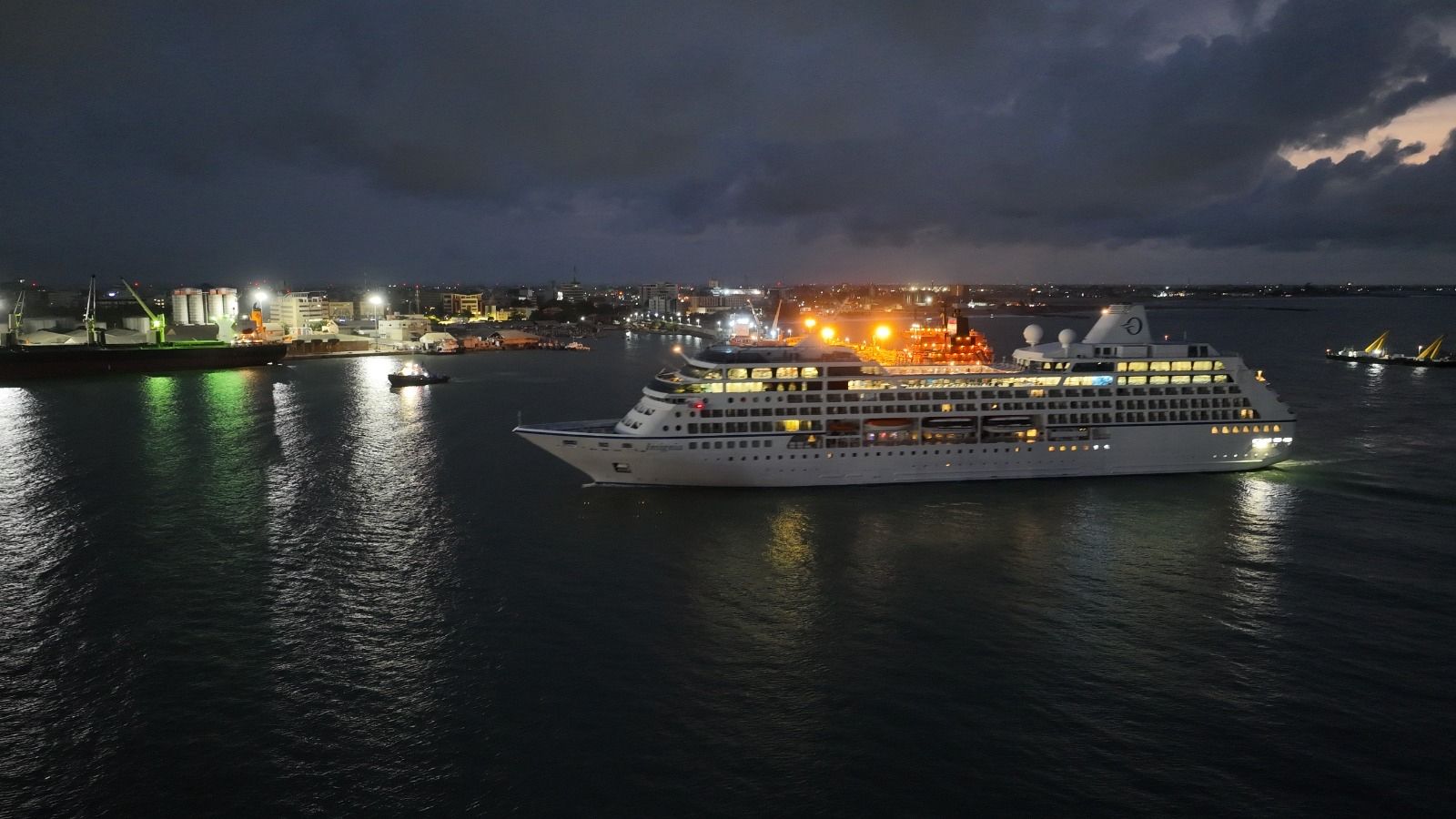 Le navire de croisière INSIGNIA de la compagnie américaine Oceania Cruises, fait escale au Port de Cotonou