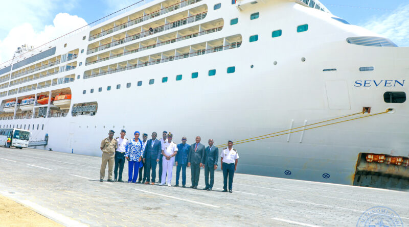 Côte d’Ivoire : L’autorité portuaire visite le ‘’Seven seas mariner’’ en escale au port d’Abidjan