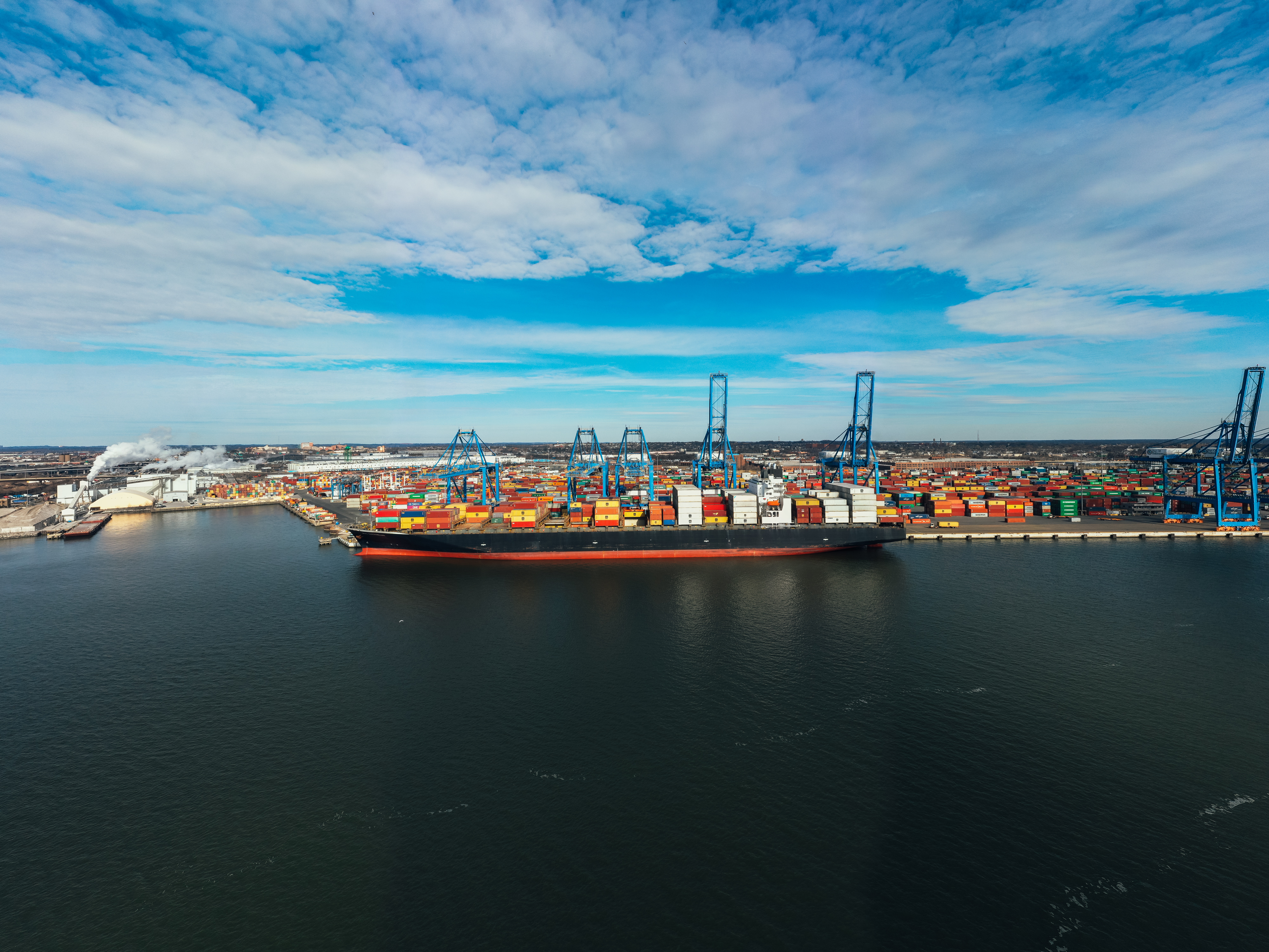 Les ports à conteneurs poursuivent leur reprise post-COVID, mais peuvent encore gagner en efficacité