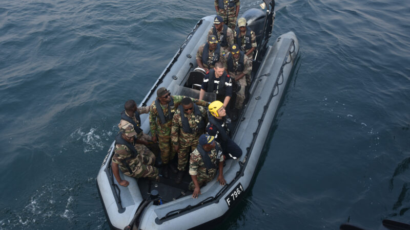 Embarquement de marins gabonais à bord du PHM Commandant Birot en mission Corymbe dans le golfe de Guinée