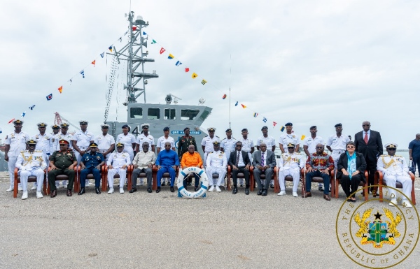 Ghana : Le Président Akufo-Addo remet cinq (5) bateaux à la Marine et met en service le navire anti-pollution pétrolière