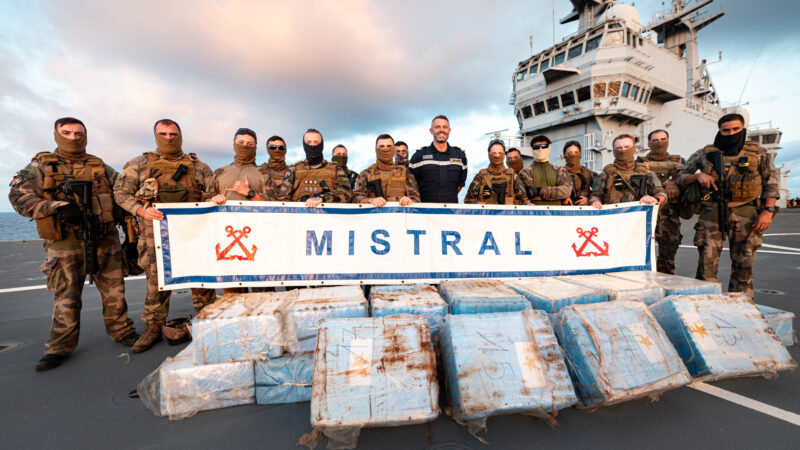 Le Porte-Hélicoptères Amphibie Mistral saisit près de 900 kg de cocaïne au large des côtes africaines
