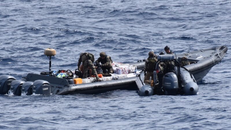 Un patrouilleur de haute mer (PHM) de la Marine nationale saisit plus de 5 tonnes de cocaïne au large des côtes africaines