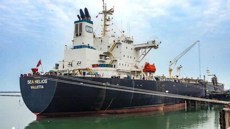 Un navire pétrolier à Conakry : « une véritable bouffée d’oxygène » pour les populations