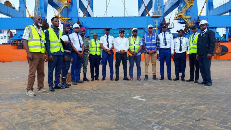 Port de Kribi : Une nouvelle ère de puissance et de modernité avec l’arrivée d’une première cargaison de portiques