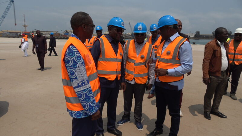 LE PREMIER MINISTRE ANATOLE COLLINET MAKOSSO EN VISITE SUR LE CHANTIER DU QUAI MULTIVRAC DU PORT AUTONOME DE POINTE-NOIRE