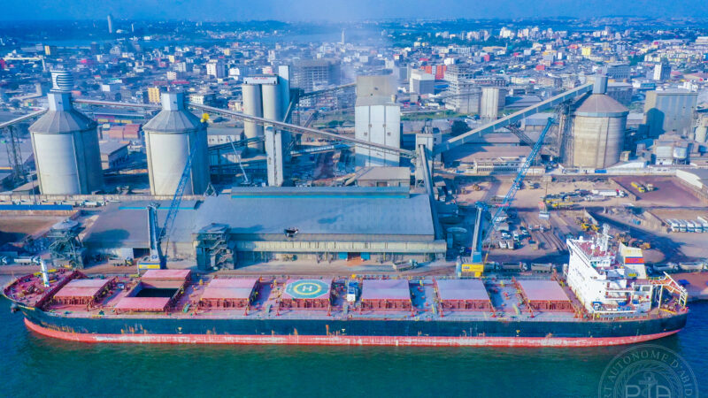 LE PORT D’ABIDJAN ACCUEILLE UN NAVIRE PANAMAX TRANSPORTANT PLUS DE 70.000 TONNES DE CLINKER