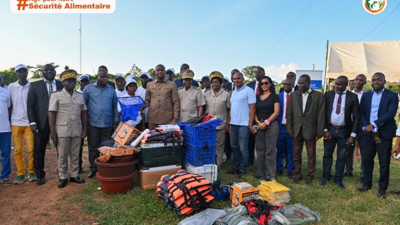 Le Ministre Sidi Tiémoko TOURE a procédé à la remise officielle des unités de production aquacole ainsi que du matériel d’élevage aux bénéficiaires du Projet FISH4ACP