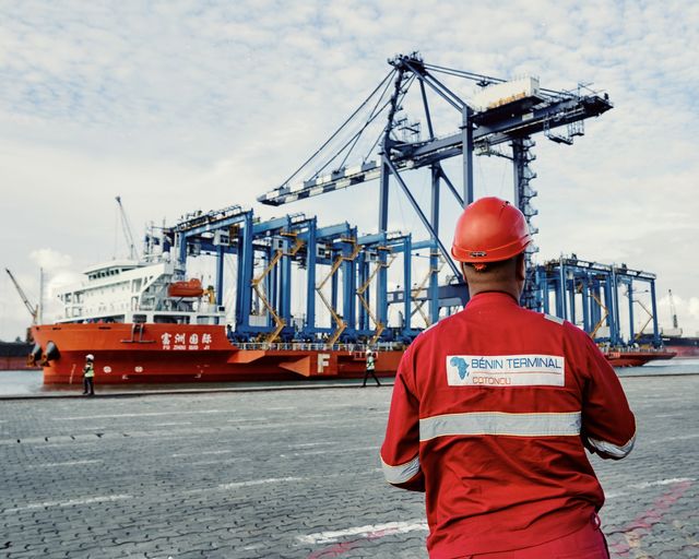 BÉNIN TERMINAL POURSUIT LE RENFORCEMENT DE SES ÉQUIPEMENTS AU PORT DE COTONOU ET SE DOTE D’UN NOUVEAU PORTIQUE DE QUAI