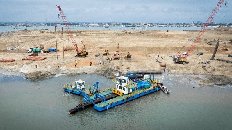 Môle Est : Congo Terminal franchit une nouvelle étape dans l’extension du Quai Môle  Est avec la mise à l’eau réussie d’une drague CSD