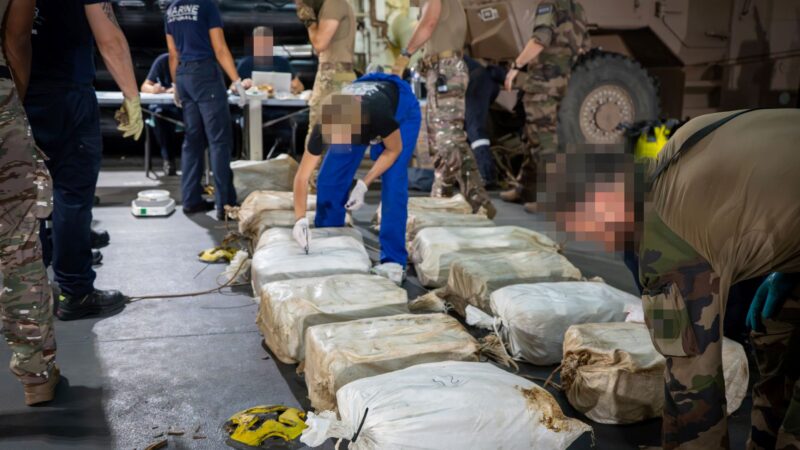 Deux bâtiments de la Marine nationale saisissent 9,6 tonnes de cocaïne au large des côtes africaines