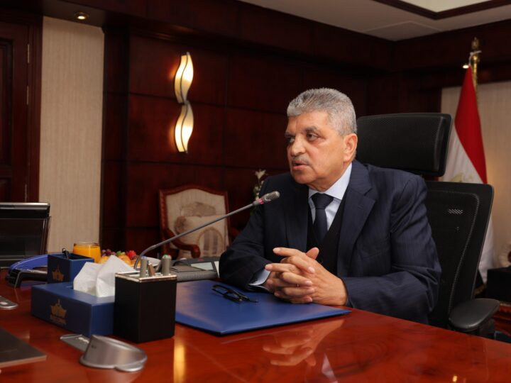 خلال لقائه بممثلي الخطوط والتوكيلات الملاحية: الفريق أسامة ربيع:”مؤشرات إيجابية تبشر بتعافي حركة الملاحة بالقناة خلال الفترة المُقبلة”