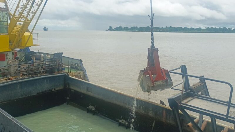 Ministro dos Transportes realiza visita de trabalho à APGB para constatar andamento dos trabalhos de dragagem