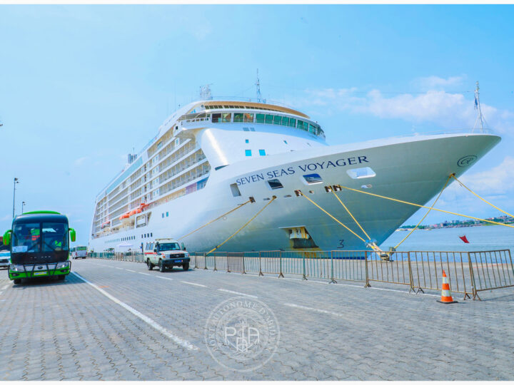 LE NAVIRE DE CROISIÈRE SEVEN SEAS VOYAGER ACCOSTE DE NOUVEAU AU PORT D’ABIDJAN
