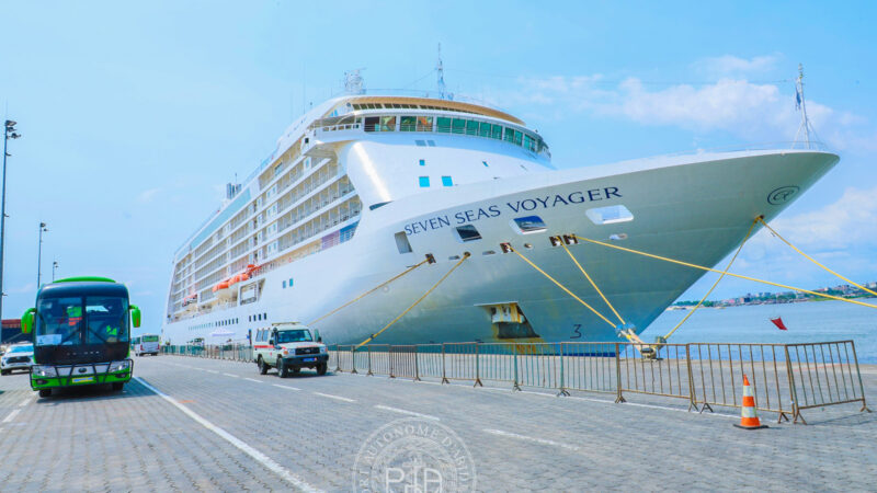 LE NAVIRE DE CROISIÈRE SEVEN SEAS VOYAGER ACCOSTE DE NOUVEAU AU PORT D’ABIDJAN