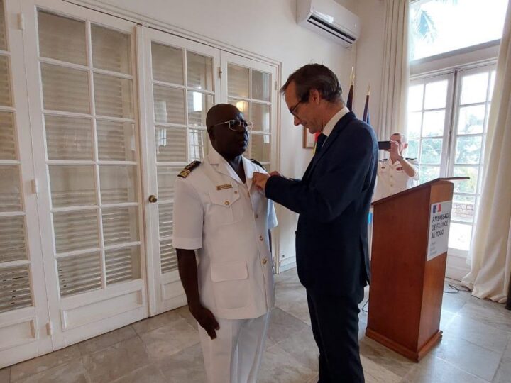 Togo – Le Capitaine de vaisseau Atatoum Babaté reçoit les insignes de chevalier de l’Ordre national du Mérite maritime français