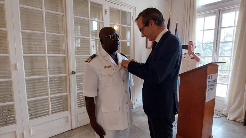 Togo – Le Capitaine de vaisseau Atatoum Babaté reçoit les insignes de chevalier de l’Ordre national du Mérite maritime français