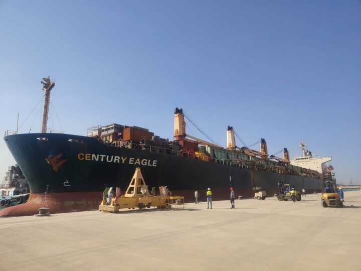 مصر – ميناء السخنة يستقبل السفينة CENTURY EAGLE المحملة بخامات PTA في أول تشغيل تجاري لمحطة ترانس كارجو (TCI)