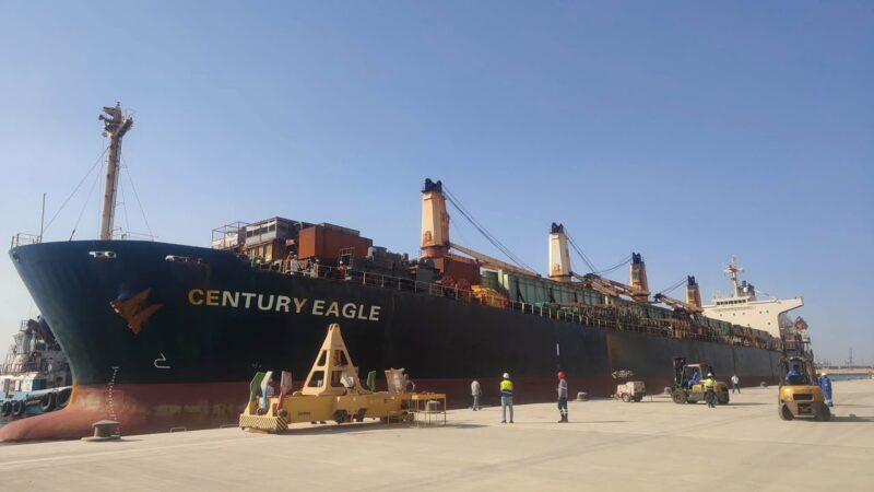 مصر – ميناء السخنة يستقبل السفينة CENTURY EAGLE المحملة بخامات PTA في أول تشغيل تجاري لمحطة ترانس كارجو (TCI)