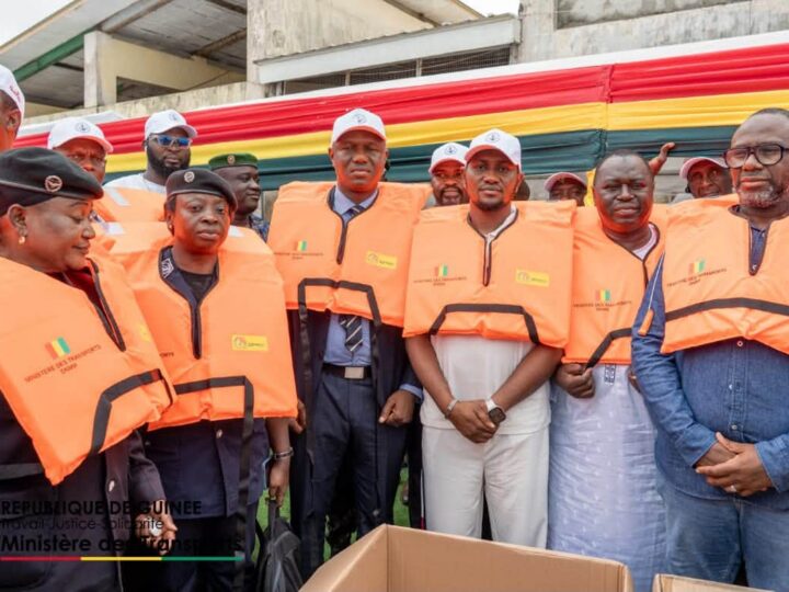 Guinée Conakry – Sécurité maritime : le Ministère des Transports lance une campagne nationale de sensibilisation et de distribution de gilets de sauvetage