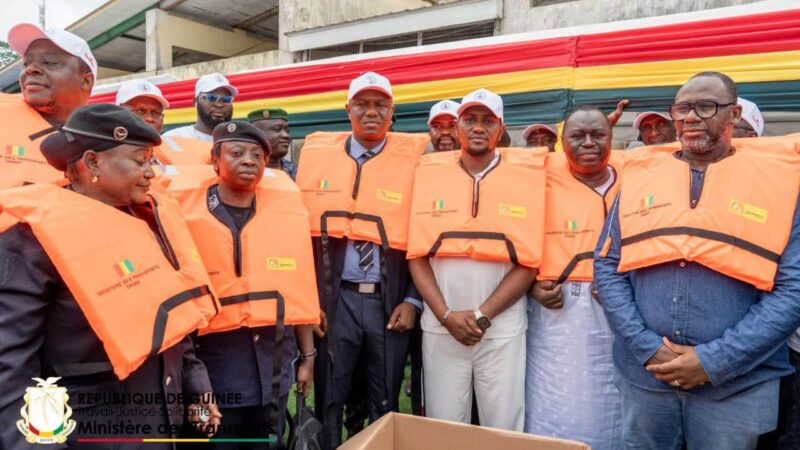Guinée Conakry – Sécurité maritime : le Ministère des Transports lance une campagne nationale de sensibilisation et de distribution de gilets de sauvetage