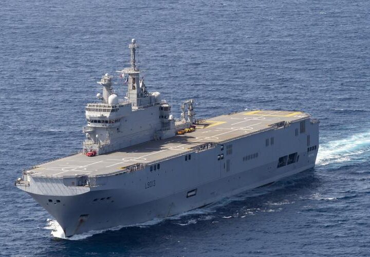 Le Bénin accueille Le Mistral, un porte-hélicoptère de la Marine nationale française
