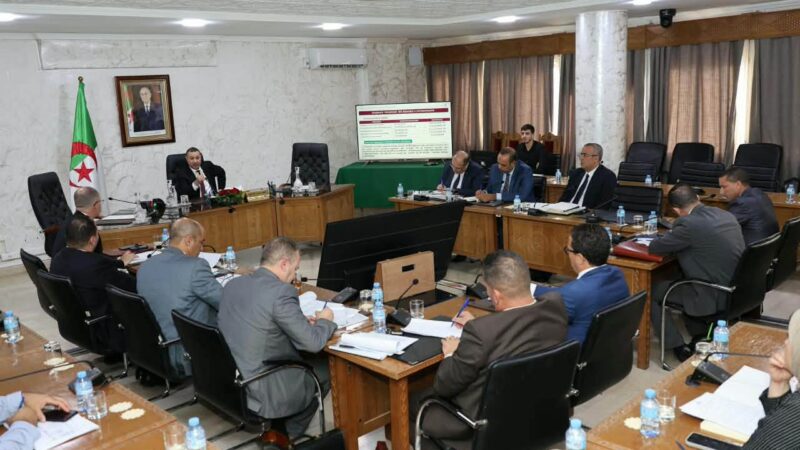 Algérie : le Ministre de l’Intérieur, des Collectivités locales et des Transports suit la mise en œuvre de la décision du président de la République visant à réserver le port de Mostaganem aux opérations d’importation des établissements et entreprises publics
